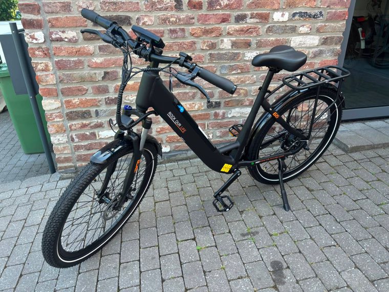 Fertig repariertes E-Bike vor der Werkstatt