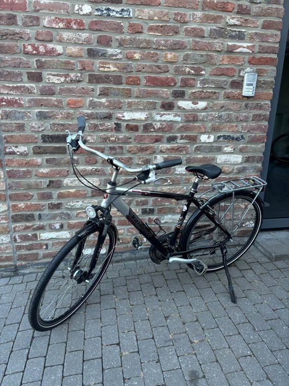 Trekkingrad nach der Inspektion vor einer Backsteinwand