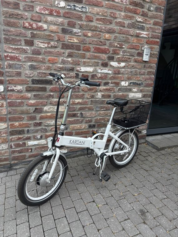 Weißes Faltrad nach dem Zusammenbau