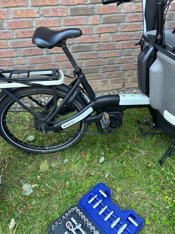 Schwarzes Faltrad nach der Reparatur im Freien