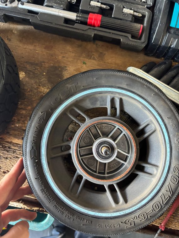 Neues E-Scooter-Rad vor der Montage