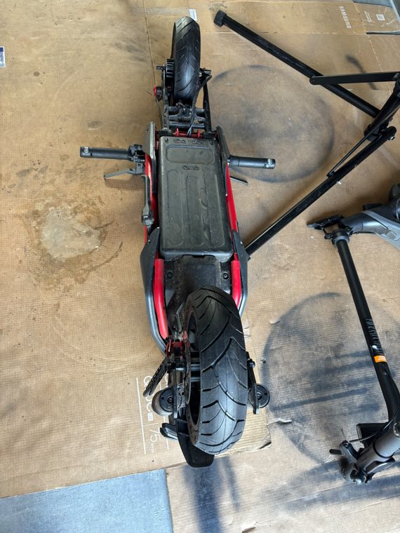 E-Scooter von oben während der Reparatur