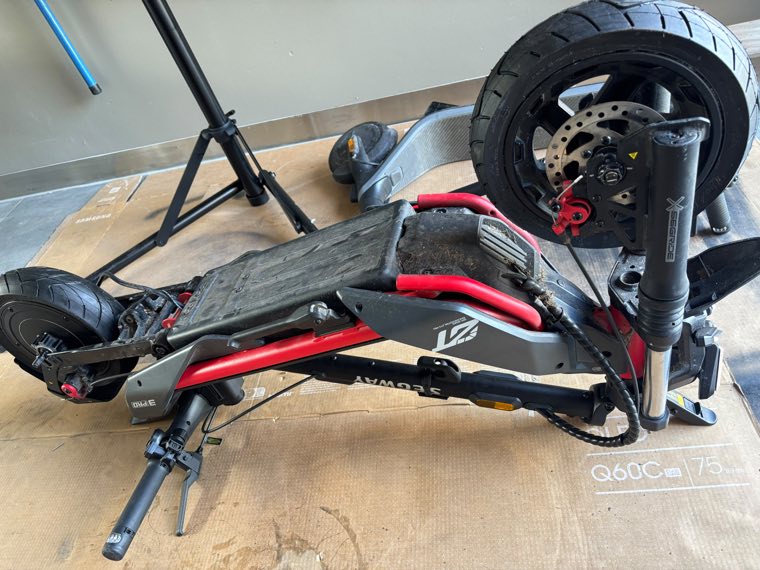 Zerlegter E-Scooter auf der Werkbank