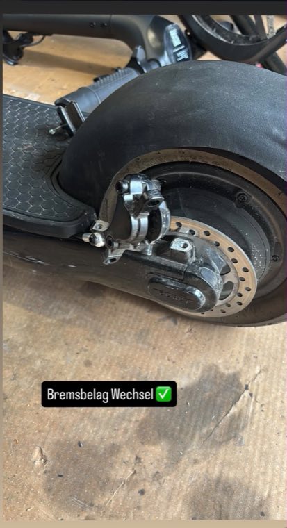 Gewechselte Bremsbeläge an einem E-Scooter