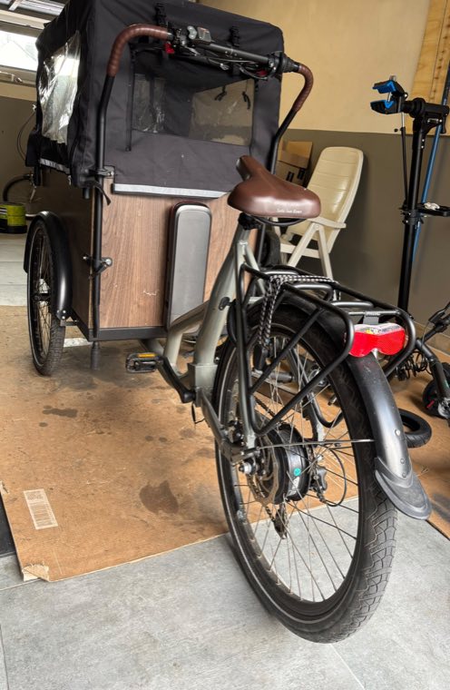 Fahrrad mit Kindersitz in der Werkstatt
