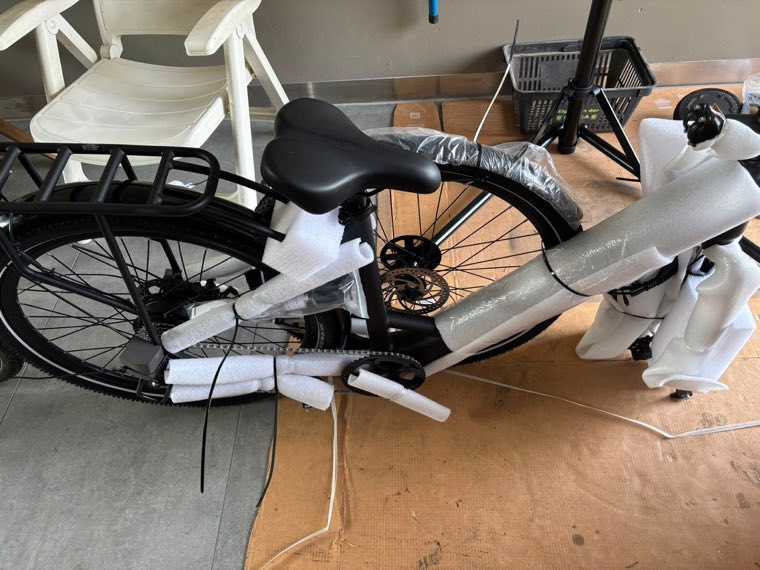 Fahrrad während der Montage auf dem Ständer