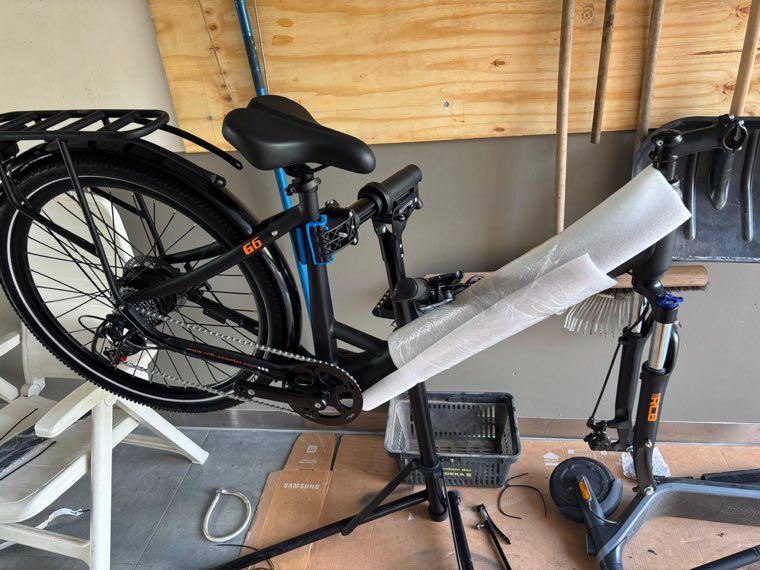 Fahrrad auf dem Montageständer in der Werkstatt