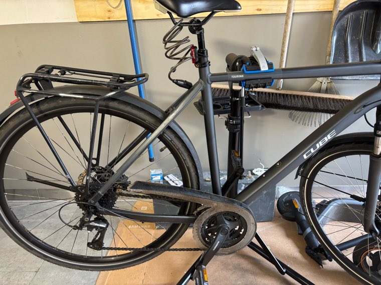 Fahrrad auf dem Montageständer vor der Werkzeugwand