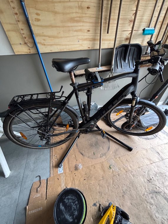 Fahrrad auf dem Montageständer in der Werkstatt