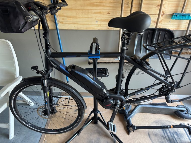 Fahrrad auf dem Montageständer in der Werkstatt