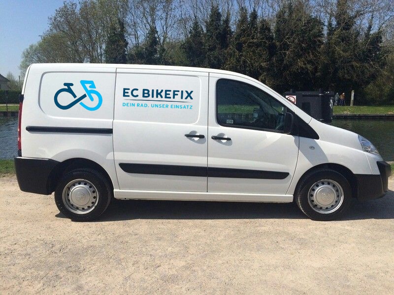 Der weiße Servicetransporter von EC BIKEFIX für den Abhol- und Bringservice