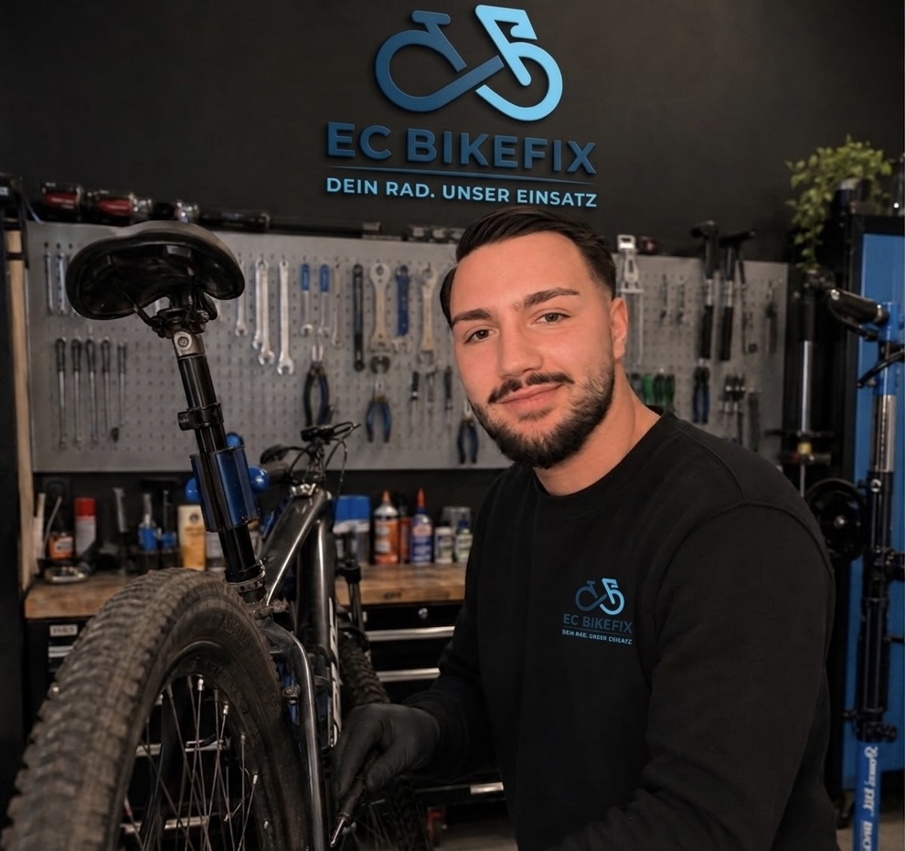 Mechaniker von EC BIKEFIX arbeitet in der Werkstatt an einem Mountainbike